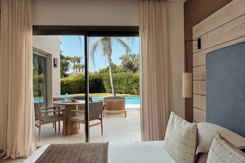 One Bedroom Suite Swim up Pool view (Bungalow Area)