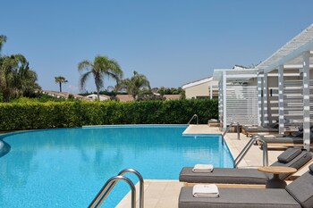 Double Room Swim up Pool view (Bungalow Area)