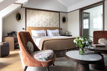 Junior Suite Club - 6th floor accessible by staircase only from 5th floor