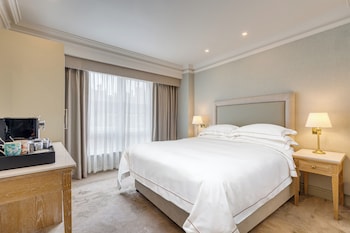 City Queen Room