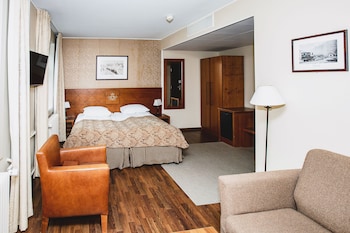 Twin Room (In station)